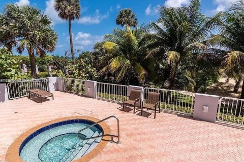 Condo in Surfside, Florida, 2 bedrooms  № 2069585 - photo 6