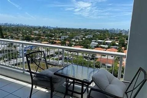 Condo in Surfside, Florida, 2 bedrooms  № 2069585 - photo 10