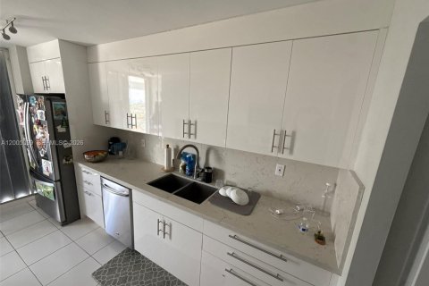 Condo in Surfside, Florida, 2 bedrooms  № 2069585 - photo 2