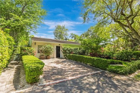 House in Coral Gables, Florida 3 bedrooms, 129.51 sq.m. № 2076103