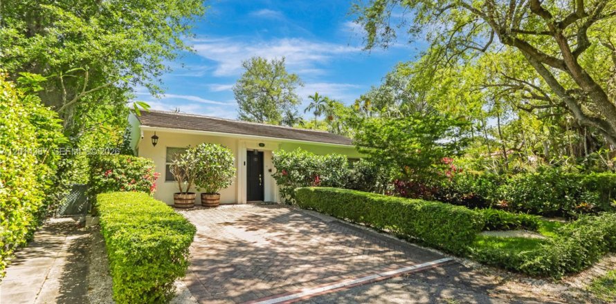 House in Coral Gables, Florida 3 bedrooms, 129.51 sq.m. № 2076103