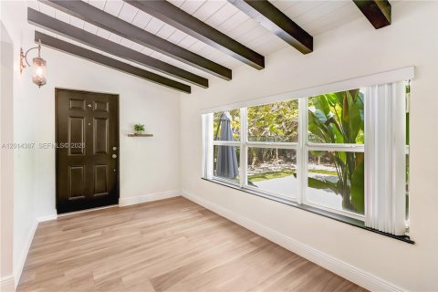 House in Coral Gables, Florida 3 bedrooms, 129.51 sq.m. № 2076103 - photo 11