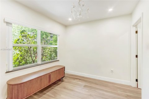 House in Coral Gables, Florida 3 bedrooms, 129.51 sq.m. № 2076103 - photo 9