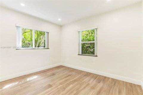 House in Coral Gables, Florida 3 bedrooms, 129.51 sq.m. № 2076103 - photo 8