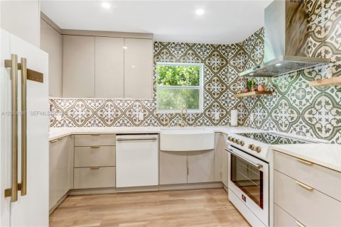 House in Coral Gables, Florida 3 bedrooms, 129.51 sq.m. № 2076103 - photo 5