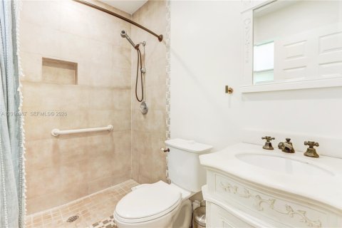 House in Coral Gables, Florida 3 bedrooms, 129.51 sq.m. № 2076103 - photo 10