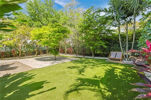 House in Coral Gables, Florida 3 bedrooms, 129.51 sq.m. № 2076103 - photo 2