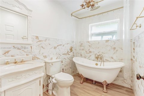 House in Coral Gables, Florida 3 bedrooms, 129.51 sq.m. № 2076103 - photo 7