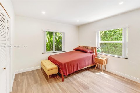 House in Coral Gables, Florida 3 bedrooms, 129.51 sq.m. № 2076103 - photo 6