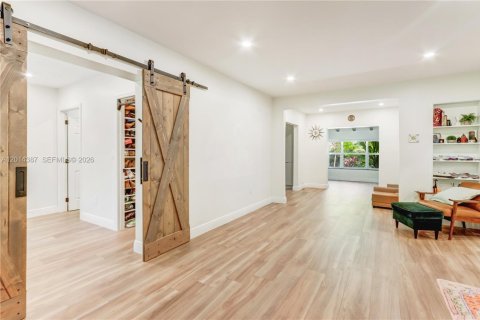 House in Coral Gables, Florida 3 bedrooms, 129.51 sq.m. № 2076103 - photo 4