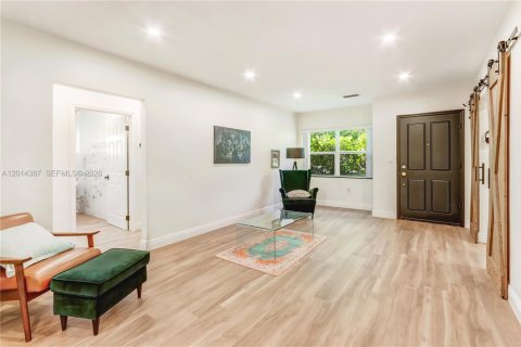 House in Coral Gables, Florida 3 bedrooms, 129.51 sq.m. № 2076103 - photo 3