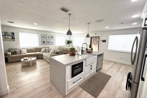 Casa en venta en Miami, Florida, 3 dormitorios, 111.48 m2 № 2044426 - foto 3