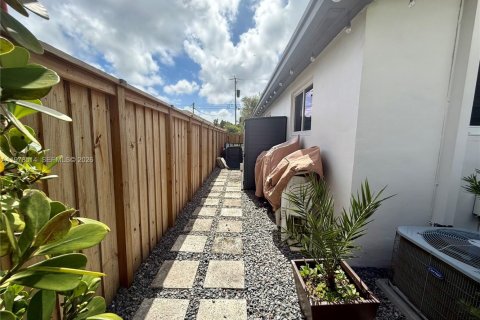 Casa en venta en Miami, Florida, 3 dormitorios, 111.48 m2 № 2044426 - foto 22