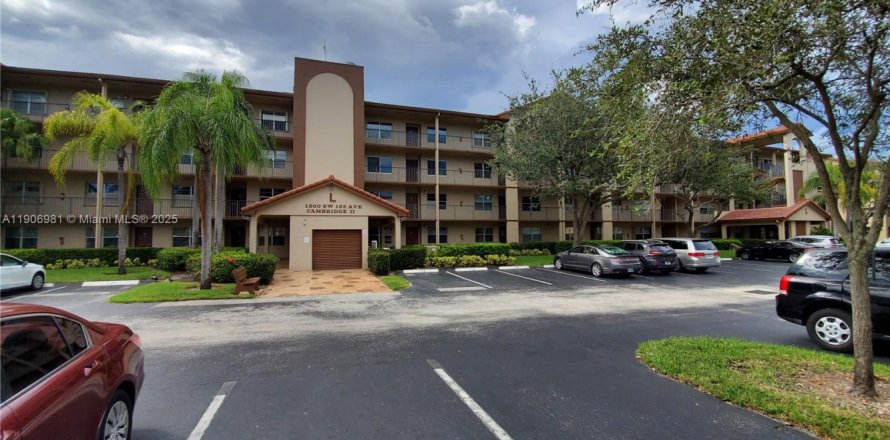 Кондоминиум с 2 спальнями в Пемброк-Пайнс, Флорида № 1964237