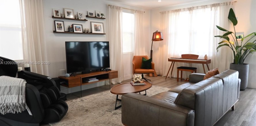 Townhouse in Miami, Florida 3 bedrooms, 149.02 sq.m. № 2378825
