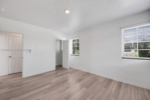 Купить коммерческую недвижимость в Майами, Флорида 423.08м2, № 1938942 - фото 5