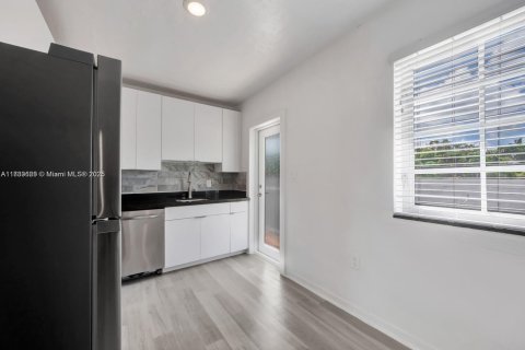 Купить коммерческую недвижимость в Майами, Флорида 423.08м2, № 1938942 - фото 9