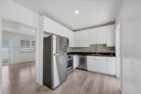 Купить коммерческую недвижимость в Майами, Флорида 423.08м2, № 1938942 - фото 11