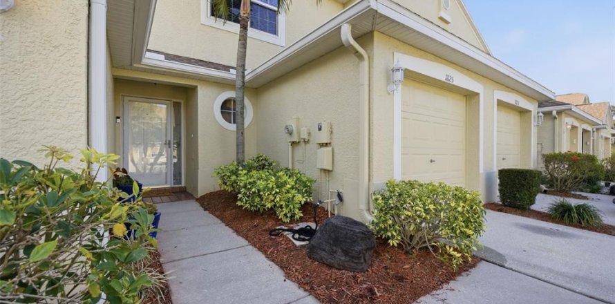 Townhouse in Madeira Beach, Florida 2 bedrooms, 141.58 sq.m. № 2198297