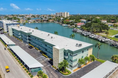 Condo in Gulfport, Florida, 1 bedroom  № 2203688 - photo 4