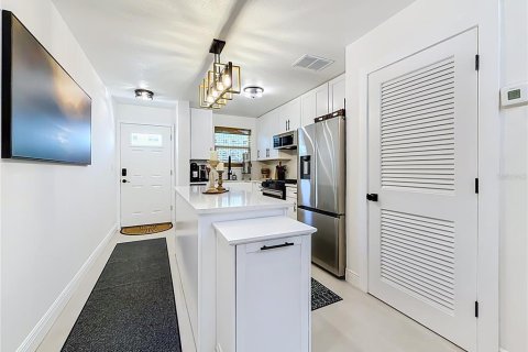 Condo in Gulfport, Florida, 1 bedroom  № 2203688 - photo 14