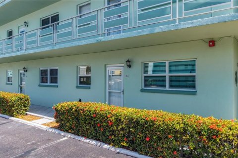 Condominio en Gulfport, Florida, 1 dormitorio  № 2203688