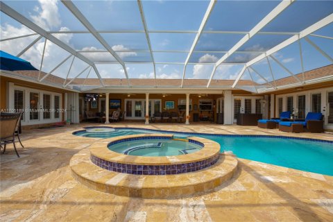 House in Palmetto Bay, Florida 5 bedrooms, 402.08 sq.m. № 1458084 - photo 1