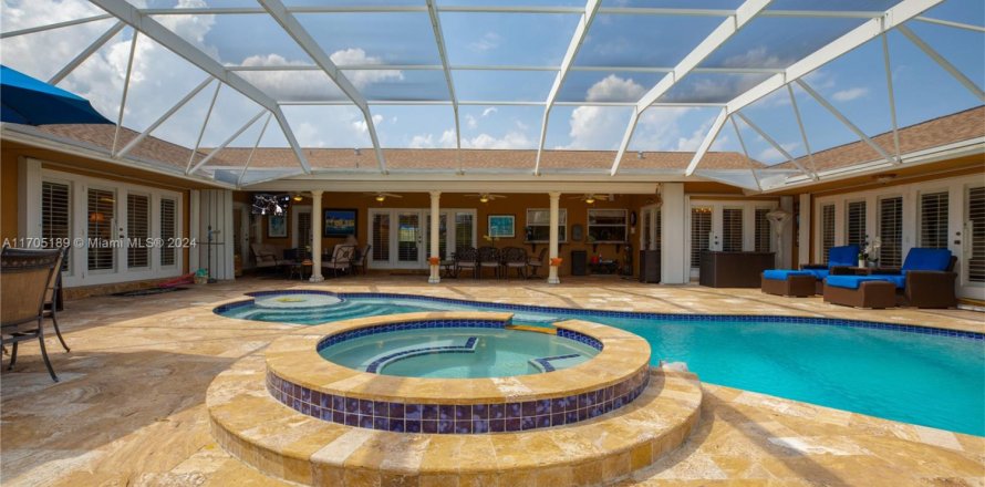 House in Palmetto Bay, Florida 5 bedrooms, 402.08 sq.m. № 1458084