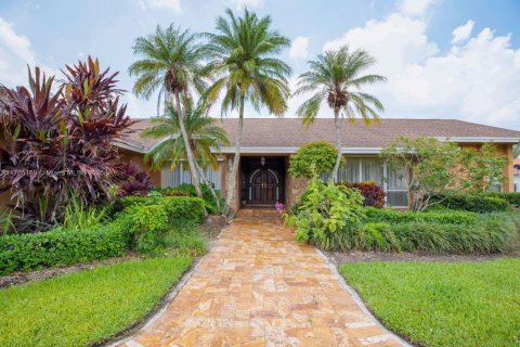House in Palmetto Bay, Florida 5 bedrooms, 402.08 sq.m. № 1458084 - photo 15