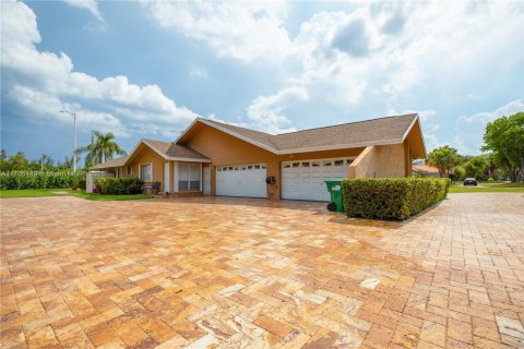 House in Palmetto Bay, Florida 5 bedrooms, 402.08 sq.m. № 1458084 - photo 12