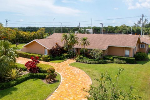 House in Palmetto Bay, Florida 5 bedrooms, 402.08 sq.m. № 1458084 - photo 8