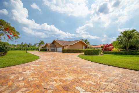 House in Palmetto Bay, Florida 5 bedrooms, 402.08 sq.m. № 1458084 - photo 18