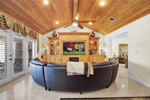 House in Palmetto Bay, Florida 5 bedrooms, 402.08 sq.m. № 1458084 - photo 16
