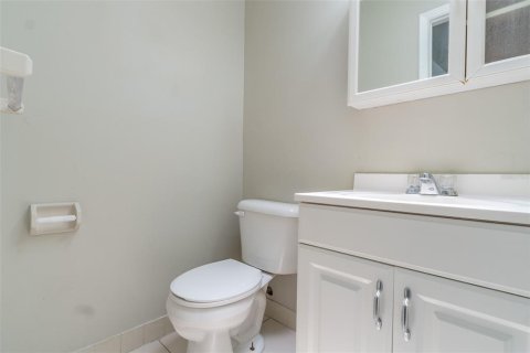 House in Tampa, Florida 4 bedrooms, 150.5 sq.m. № 2109777 - photo 11