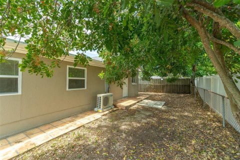 House in Tampa, Florida 4 bedrooms, 150.5 sq.m. № 2109777 - photo 27