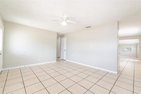 House in Tampa, Florida 4 bedrooms, 150.5 sq.m. № 2109777 - photo 5