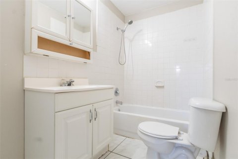 House in Tampa, Florida 4 bedrooms, 150.5 sq.m. № 2109777 - photo 18