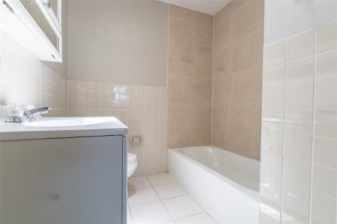 House in Tampa, Florida 4 bedrooms, 150.5 sq.m. № 2109777 - photo 13