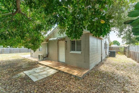 House in Tampa, Florida 4 bedrooms, 150.5 sq.m. № 2109777 - photo 28