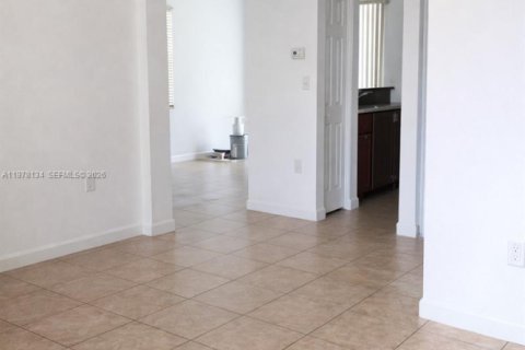 Снять в аренду таунхаус в Хомстед, Флорида 3 спальни, 126.81м2, № 2045600 - фото 2