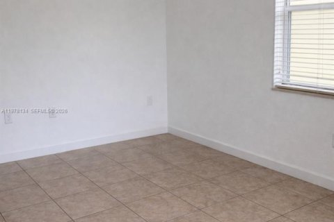 Снять в аренду таунхаус в Хомстед, Флорида 3 спальни, 126.81м2, № 2045600 - фото 3