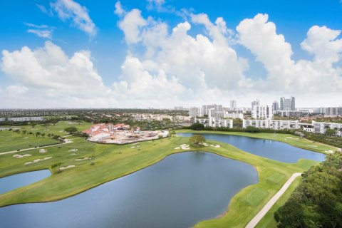 Condo in Hallandale Beach, Florida, 3 bedrooms  № 1685653 - photo 1