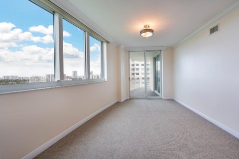 Condo in Hallandale Beach, Florida, 3 bedrooms  № 1685653 - photo 19
