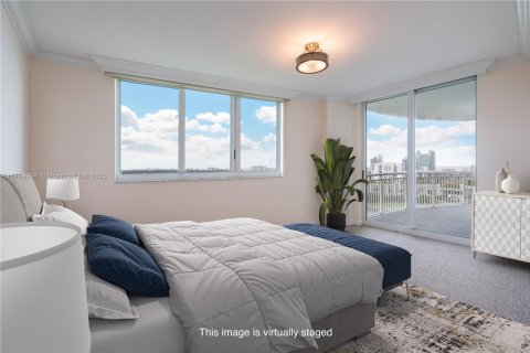Condo in Hallandale Beach, Florida, 3 bedrooms  № 1685653 - photo 2