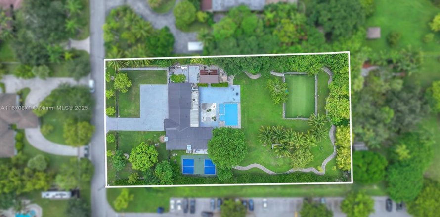 House in Miami, Florida 5 bedrooms, 255.02 sq.m. № 1895562