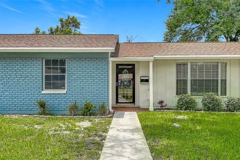 House in Brandon, Florida 3 bedrooms, 137.59 sq.m. № 2227512 - photo 4