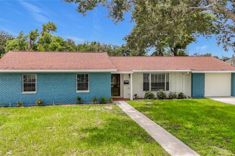 House in Brandon, Florida 3 bedrooms, 137.59 sq.m. № 2227512 - photo 3