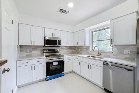 House in Brandon, Florida 3 bedrooms, 137.59 sq.m. № 2227512 - photo 25