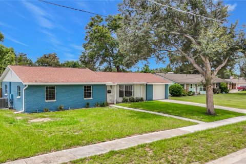 House in Brandon, Florida 3 bedrooms, 137.59 sq.m. № 2227512