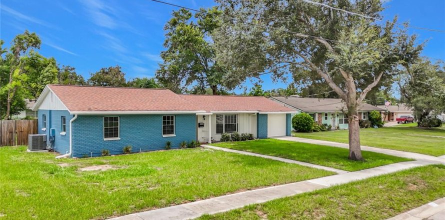 House in Brandon, Florida 3 bedrooms, 137.59 sq.m. № 2227512